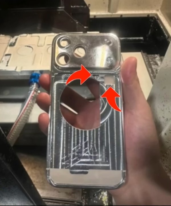 元配网 消息称苹果 iPhone 17 Pro / Max 采用玻璃 + 铝金属拼接背板